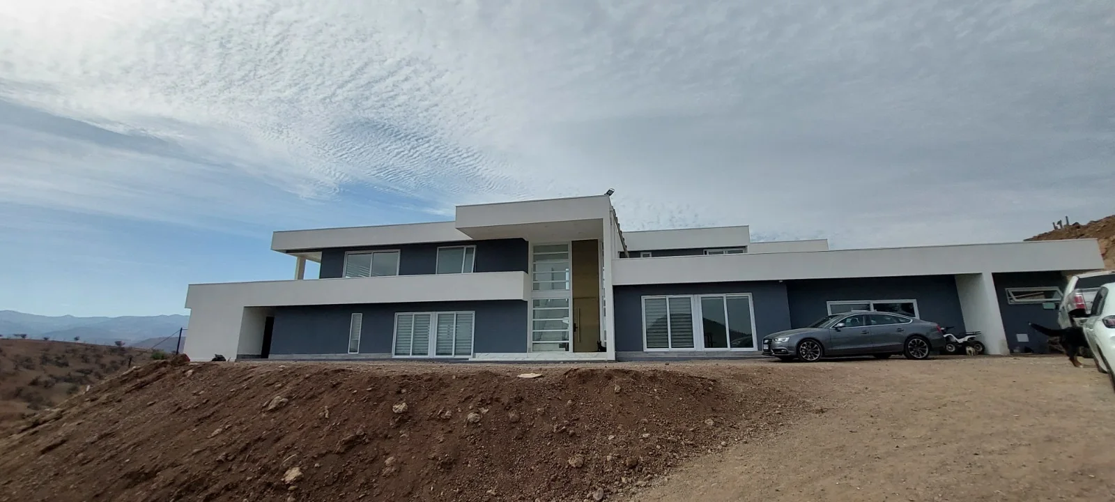 Vista exterior de la vivienda de dos pisos