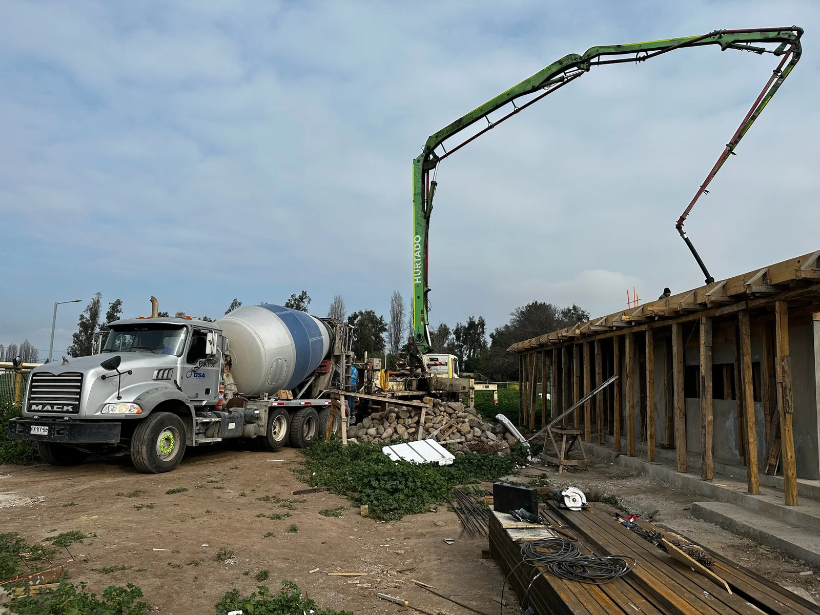 Equipo de bombeo de hormigón junto a la estructura — Proyecto Ordenes, Constructora Santa Patricia