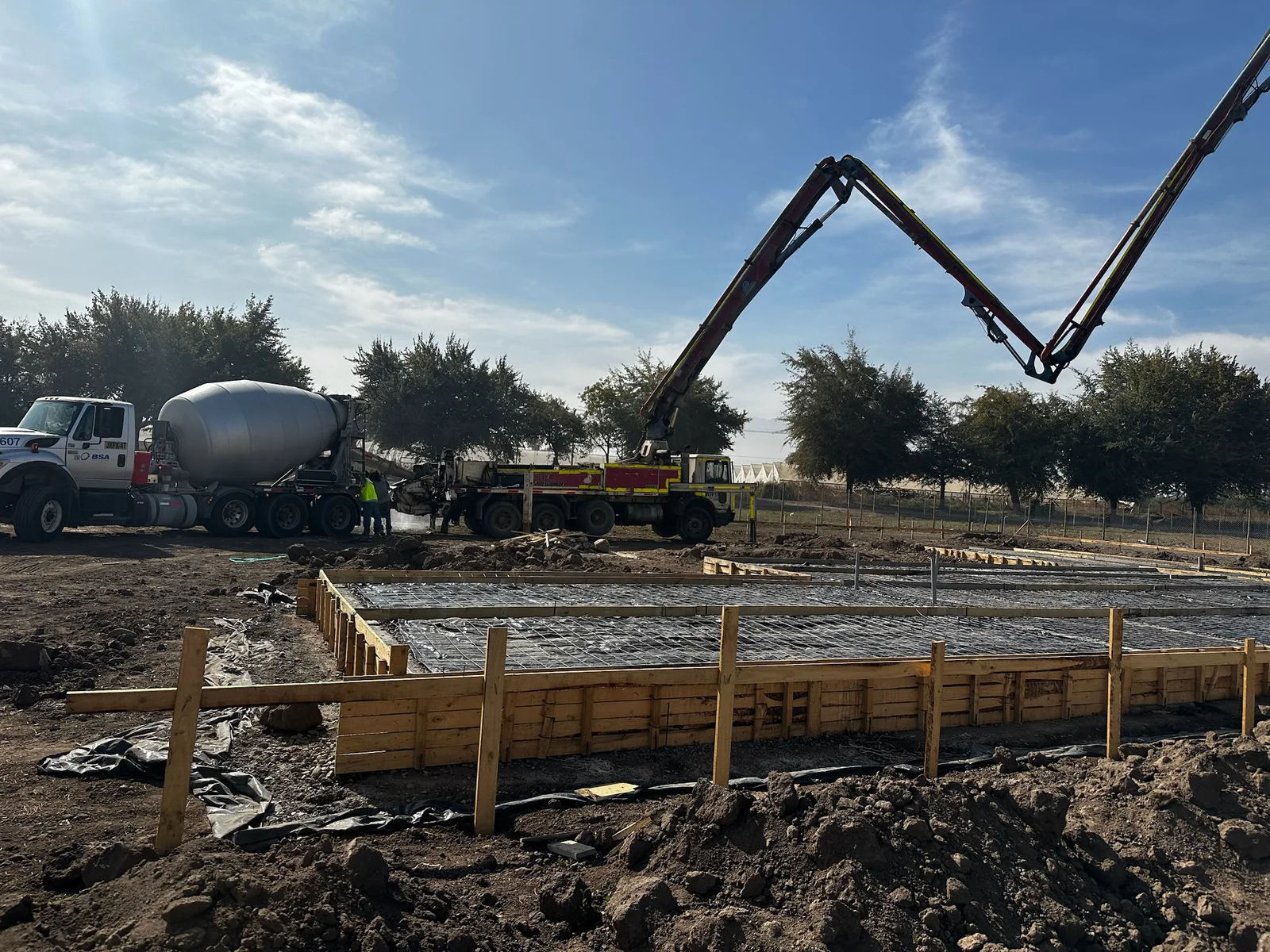 Hormigonado con bomba en obra — Proyecto Ordenes, Constructora Santa Patricia