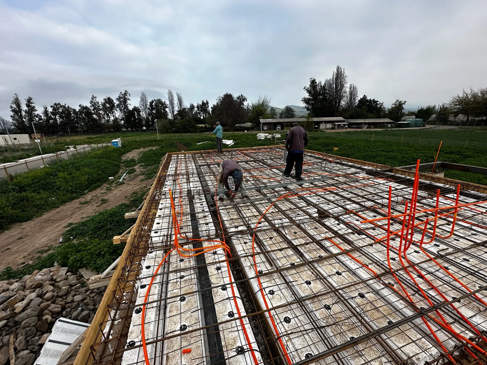 Enfierradura y preparación de losa — Proyecto Ordenes, Constructora Santa Patricia