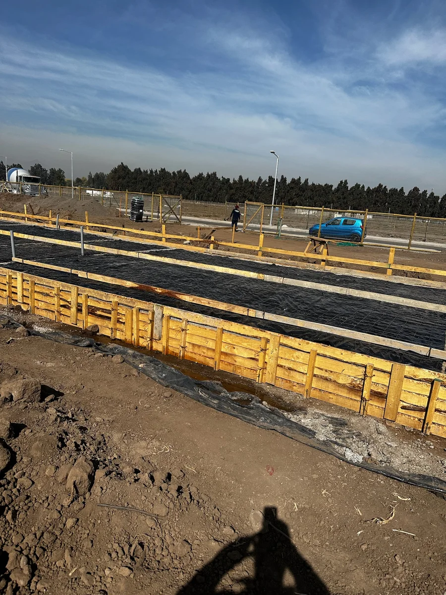 Moldajes y superficie de hormigón — Proyecto Ordenes, Constructora Santa Patricia