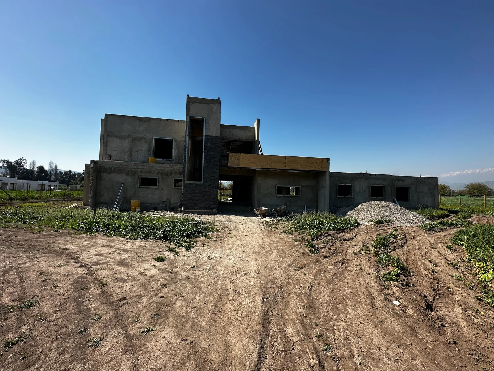 Fachada de la vivienda durante la obra — Proyecto Ordenes, Constructora Santa Patricia