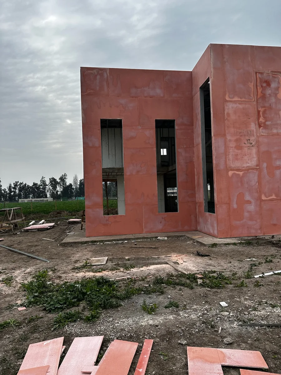 Volumen exterior de la vivienda durante la obra