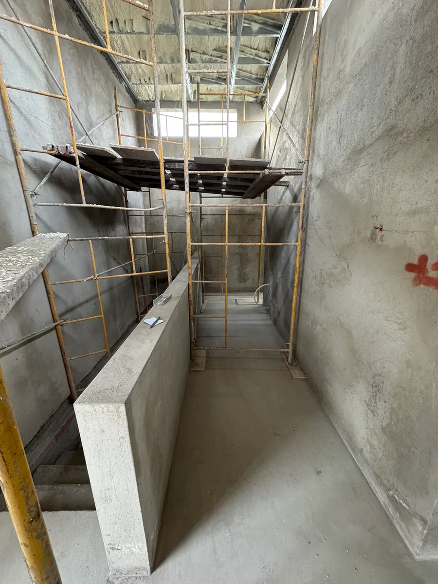 Circulación interior y escalera durante la obra — Proyecto Pedro de Gamboa, Constructora Santa Patricia